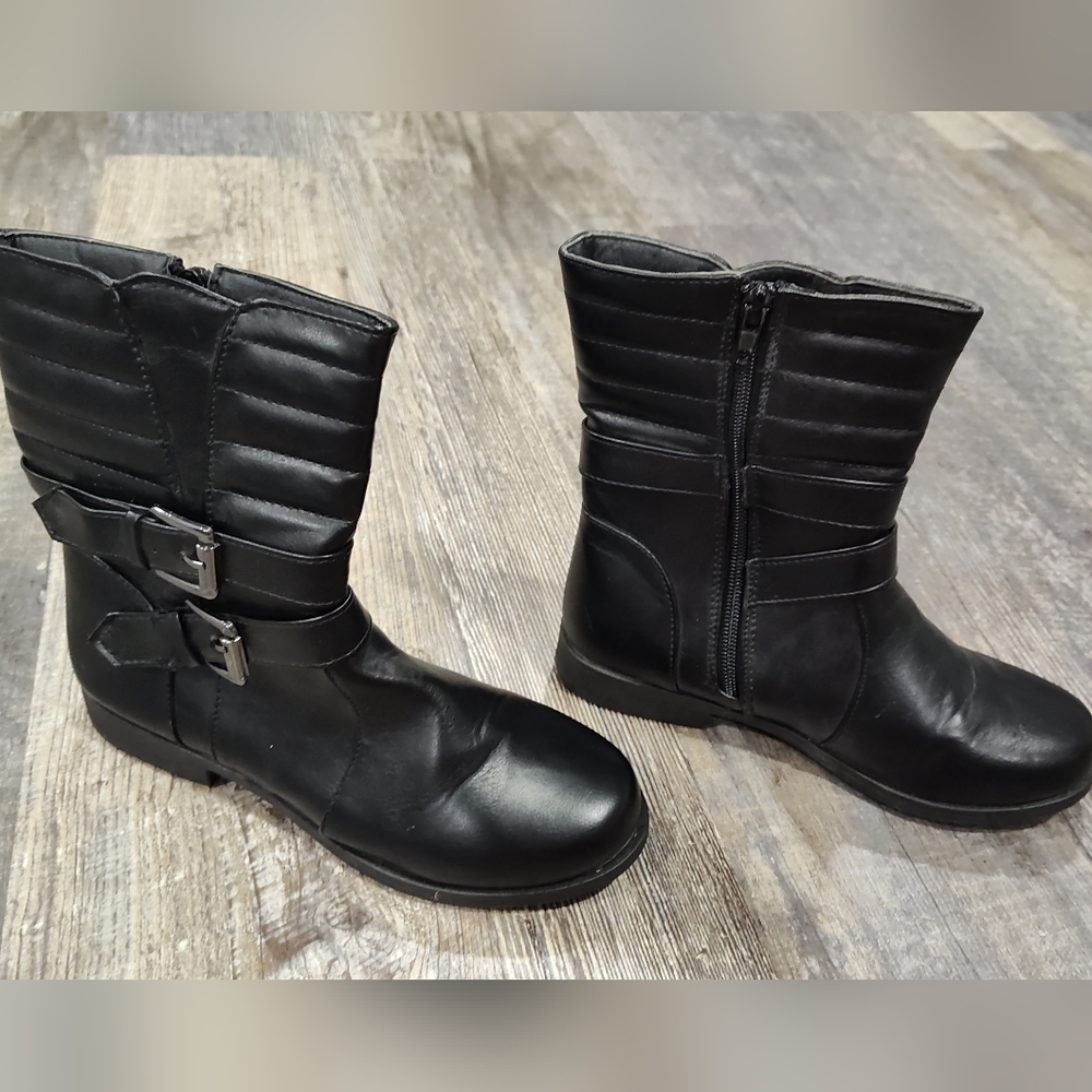 YoKids Girls Size 2 Model: Adele - 37G, Black Zipper Boots w/decorative straps - Picture 3 of 10